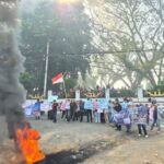 Kajati Lampung Ngumpet? Massa ALAM Murka, Ban Dibakar di Depan Kejati