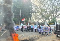 Kajati Lampung Ngumpet? Massa ALAM Murka, Ban Dibakar di Depan Kejati