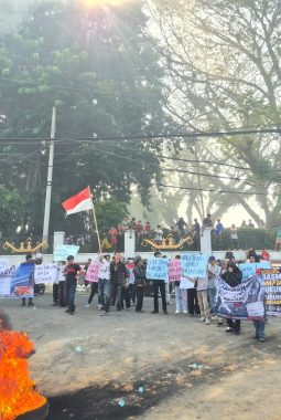Kajati Lampung Ngumpet? Massa ALAM Murka, Ban Dibakar di Depan Kejati