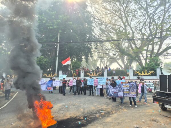 Kajati Lampung Ngumpet? Massa ALAM Murka, Ban Dibakar di Depan Kejati