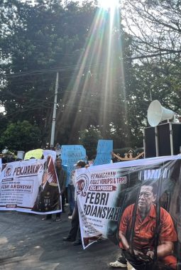 SIKAD Geruduk Kejati Lampung, Tuntut Penahanan Eks Jampidsus Febrie Adriansyah